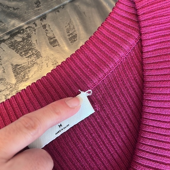 Aritzia Babaton Rio Raspberry Wiley V-neck Sweater Size M - Picture 12 of 12